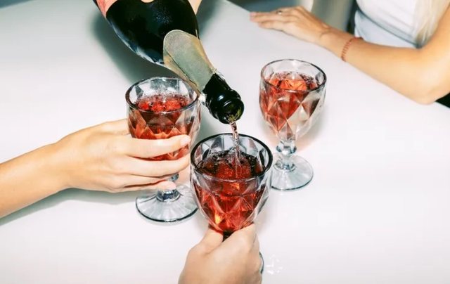 Si e shkakton alkooli kancerin  Shkenca shpjegon çfarë ndodh në organizmin e njeriut