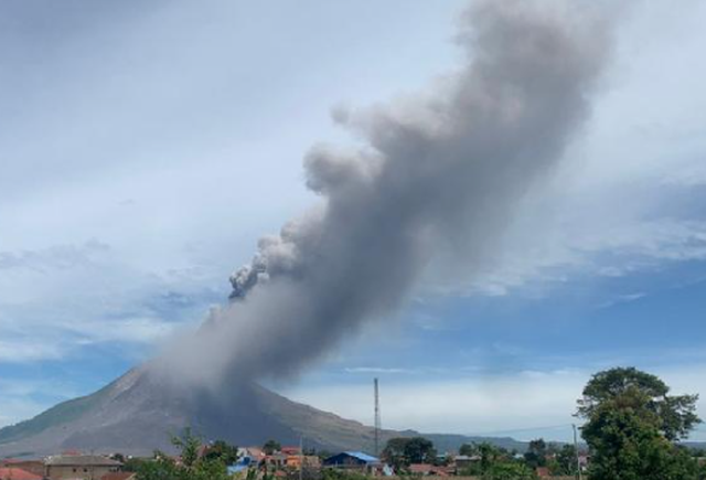 Shpërthen vullkani në ishullin e Indonezisë  ndërpriten fluturimet