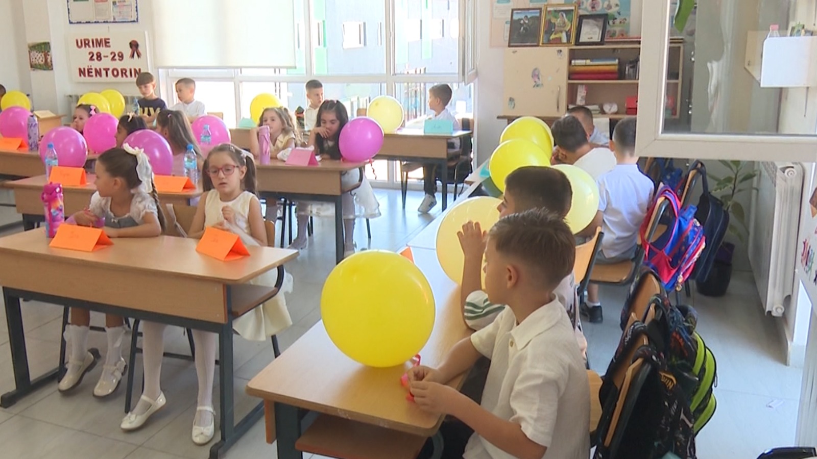Nis viti i ri shkollor në gjithë vendin  më të emocionuarit të vegjlit  25 mijë nxënës në klasën e parë