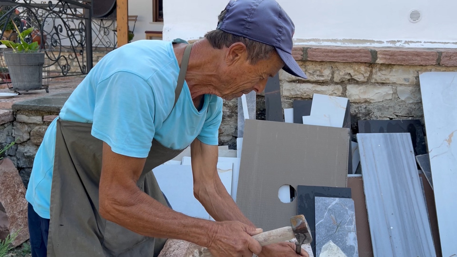 Zanatet tradicionale po harrohen  mjeshtrit e punimit të gurit në Gjirokastër thonë se të rinjtë nuk kanë interes