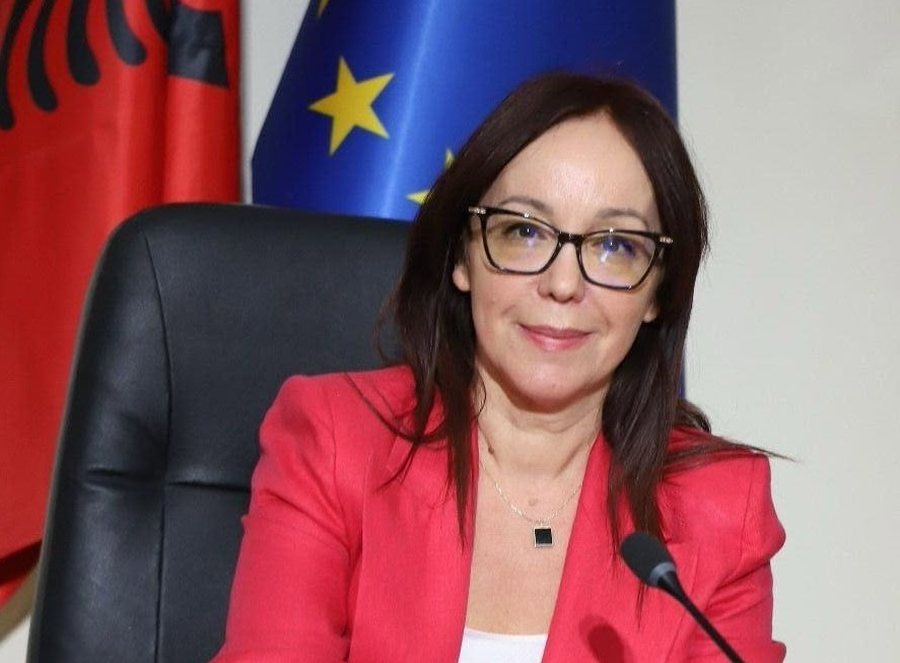 te-degjojme-dhe-te-trajtojme-cdo-shqetesim-te-qytetareve-spahiu-mbledh-drejtuesit-e-shendetesise