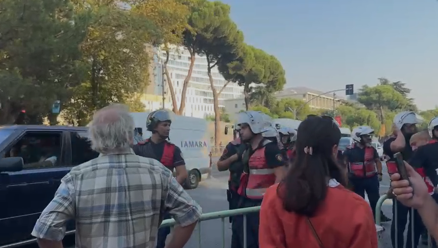 Protesta jashtë Kuvendit  qëllohet me vezë e domate drejt efektivëve