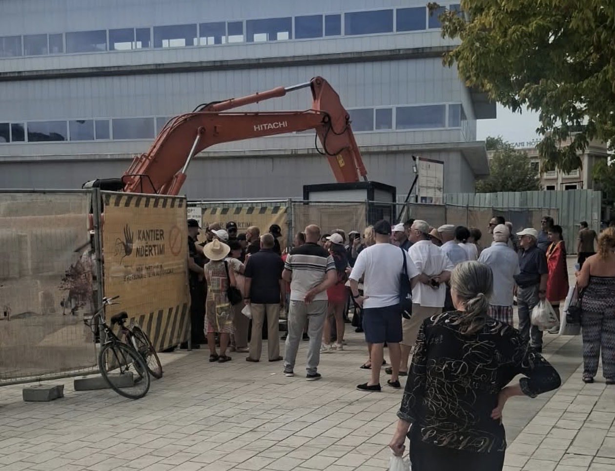 Rama reagon pas protestës për Muzeun Hebraik në Vlorë  Një grup delenxhinjsh me në krye Lesko Pijanikun