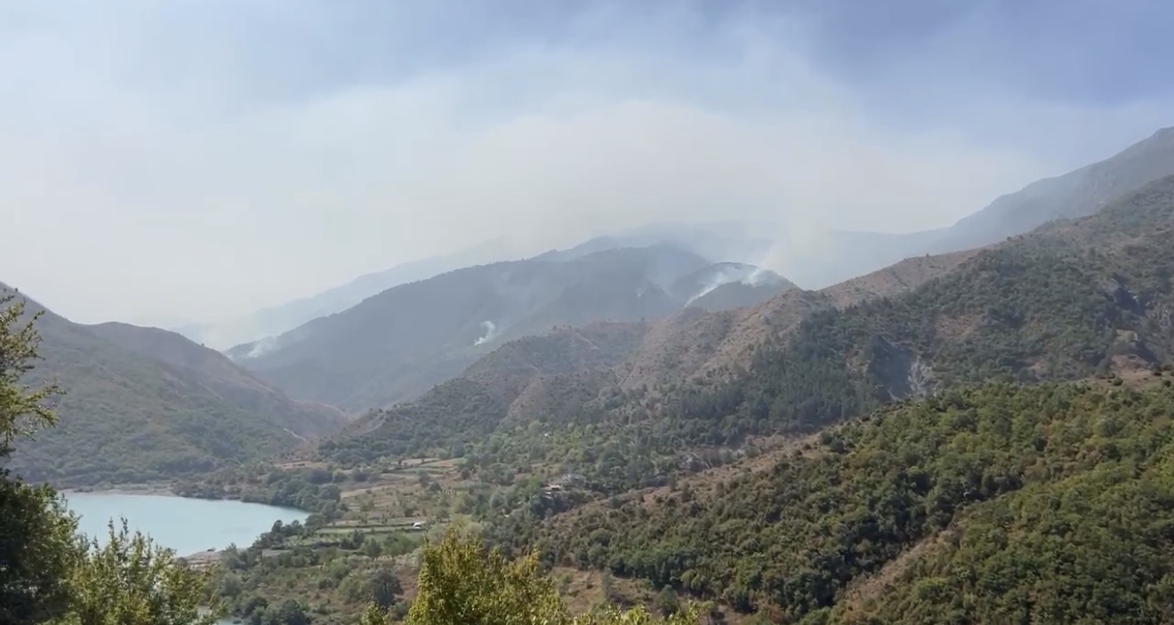 Zjarri del jashtë kontrollit në Ulëz  flakët i afrohen banesave  pritet evakuimi i banorëve të Madheshit