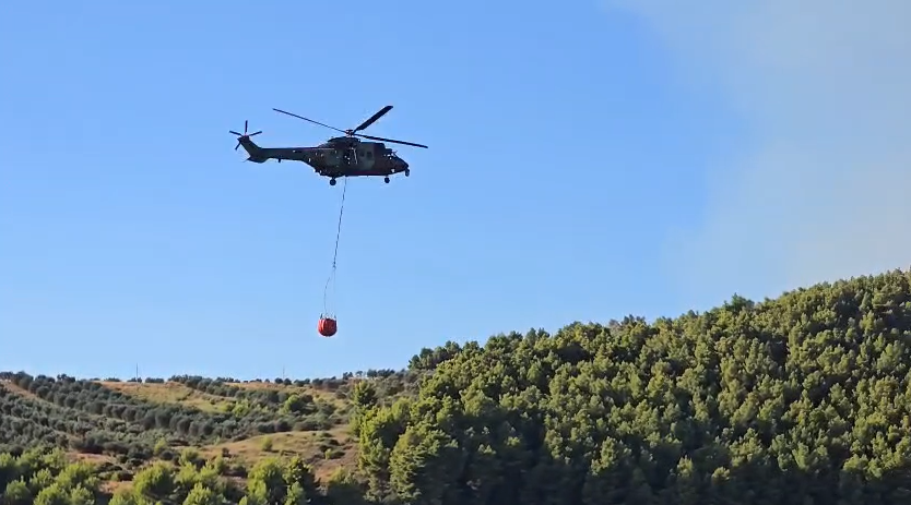 Vijon operacioni për shuarjen e zjarrit në Frakull  ndërhyrje nga toka dhe ajri