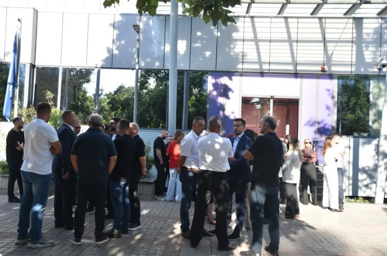 AAK protestë para Kuvendit  Albin Kurti është përgjegjës për bllokimin e institucioneve