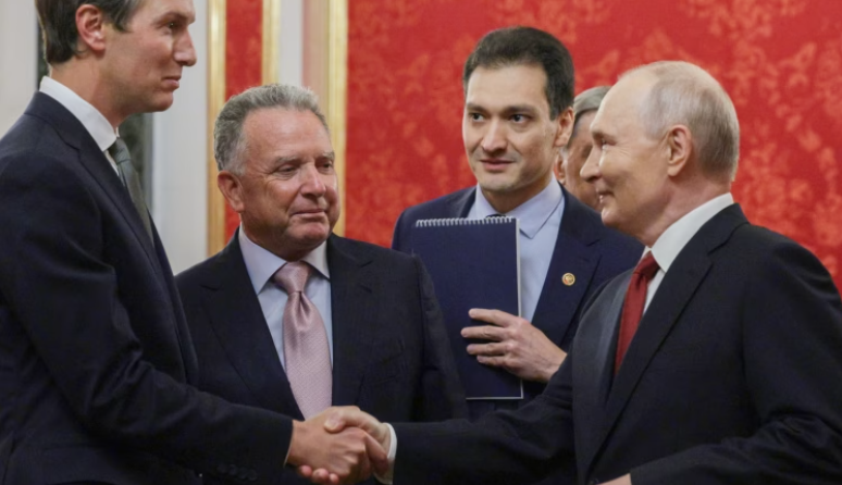 Putin pret në Kremlin të dërguarit e Trumpit  nisin bisedimet për përfundimin e luftës në Ukrainë