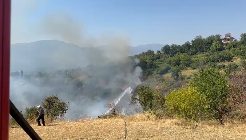 Zjarri në malin e Cerujës në Klos  vijon operacioni nga toka për neutralizimin e flakëve
