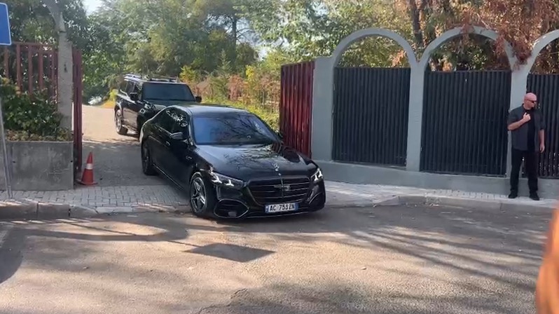 Përfundon mbledhja e Ramës me ministrat dhe drejtuesit politikë  kryeministri largohet nga  Vila e Kuqe 