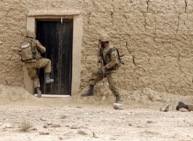 Si po i ndihmon Al Kaida sulmet e militantëve në Pakistan