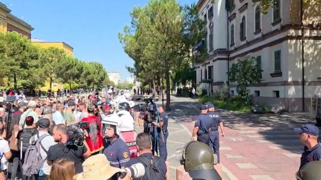 Përplasje fizike me policinë  shoqërohen 25 protestues