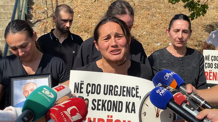  Dolën për kafe  u kthyen të vdekur   protestë në Vaun e Dejës pasi dy persona i zuri korrenti  Ambulanca u vonua 