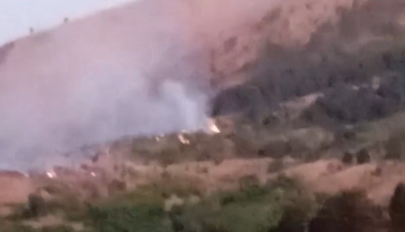 Zjarri në Ulëz përhapet me shpejtësi  flakët depërtojnë në luginën e Shkopetit  kërkohet ndërhyrje nga ajri me 2 helikopter
