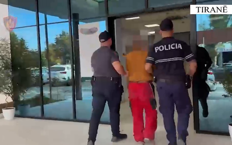 Ndezën zjarr në Kombinat dhe në Prush  policia e Tiranës arreston 2 persona  njëri prej tyre theu masën e sigurisë