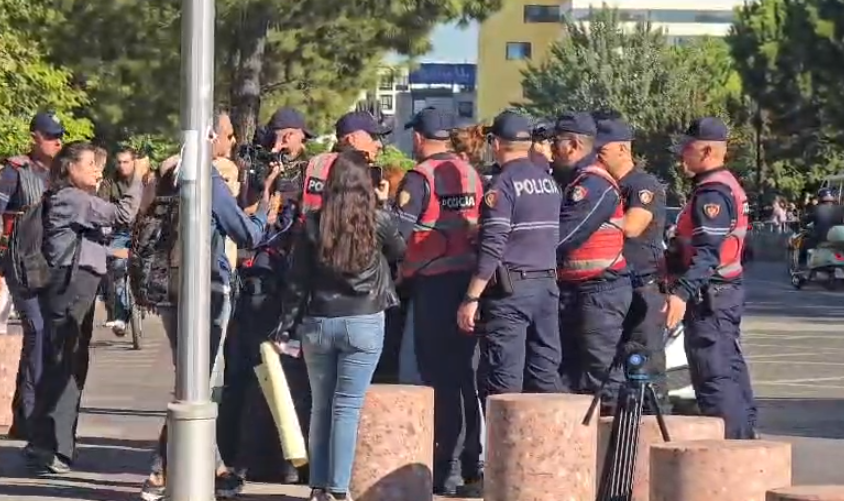 Protesta pranë Kuvendit  shoqërohen dy persona nga Policia