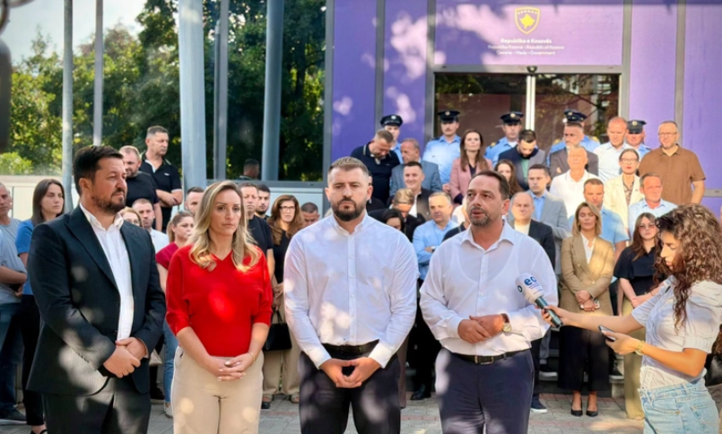 Opozita  Jemi në një krizë komplekse  PDK dhe AAK vijojnë protestën para ndërtesës së qeverisë në Prishtinë