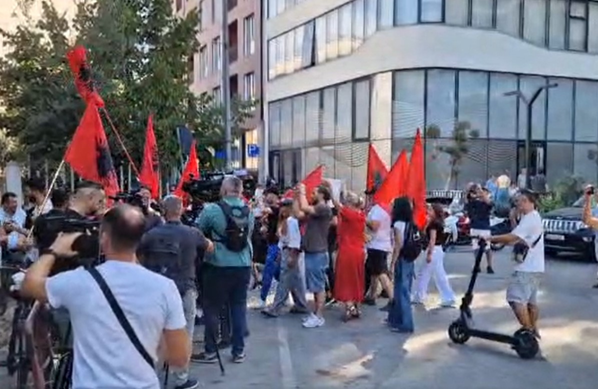 Gjykata liron 14 protestuesit  u arrestuan në 1 shtator pasi bllokuan hyrjen e Kryeministrisë