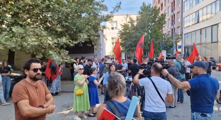 Masa e sigurisë për 14 protestuesit e arrestuar  Gjykata e Tiranës tërhiqet për vendim