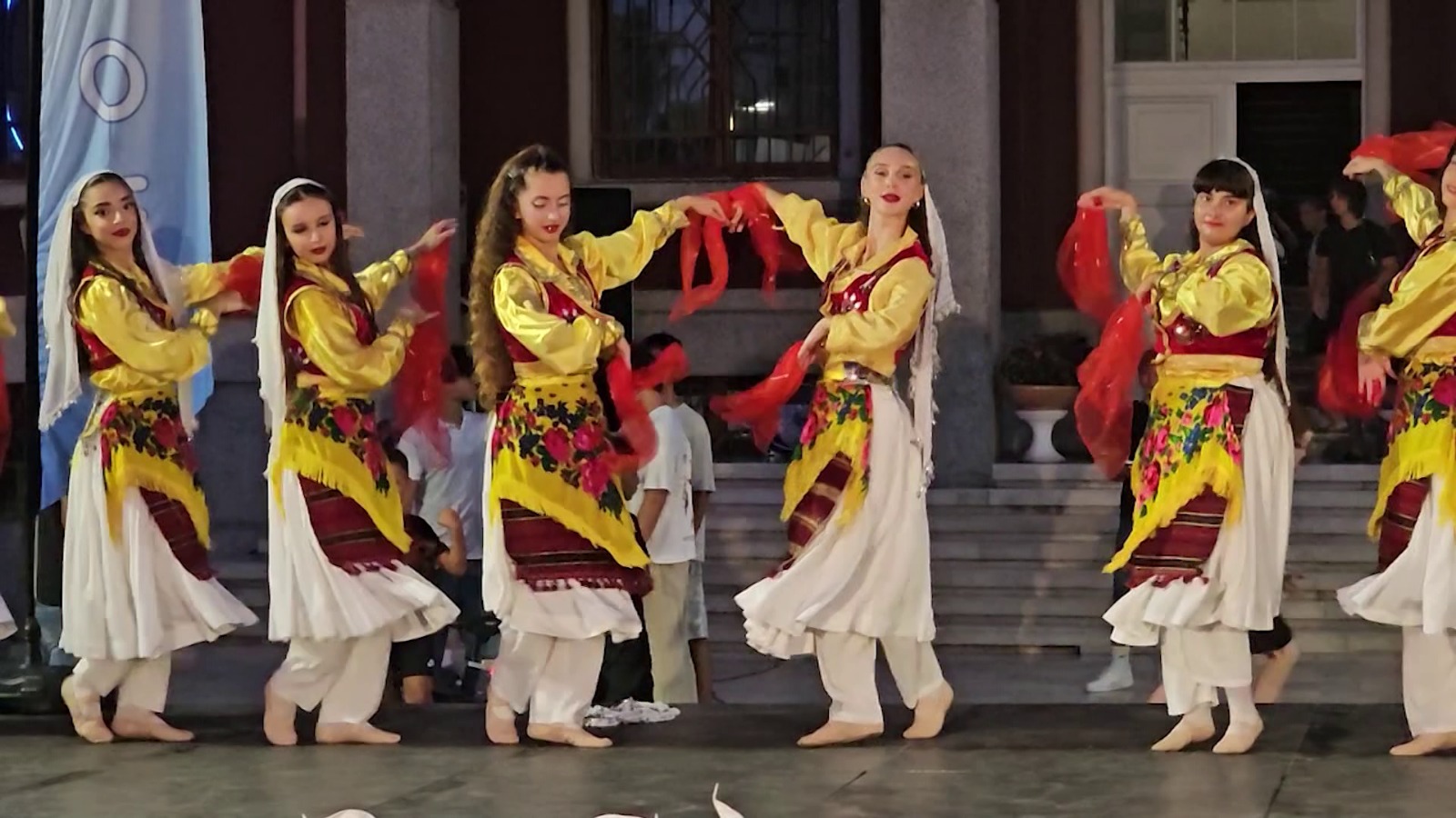 Durrësi mirëpret festivalin folklorik  grupe nga disa vende interpretojnë këngët e vallet tradicionale
