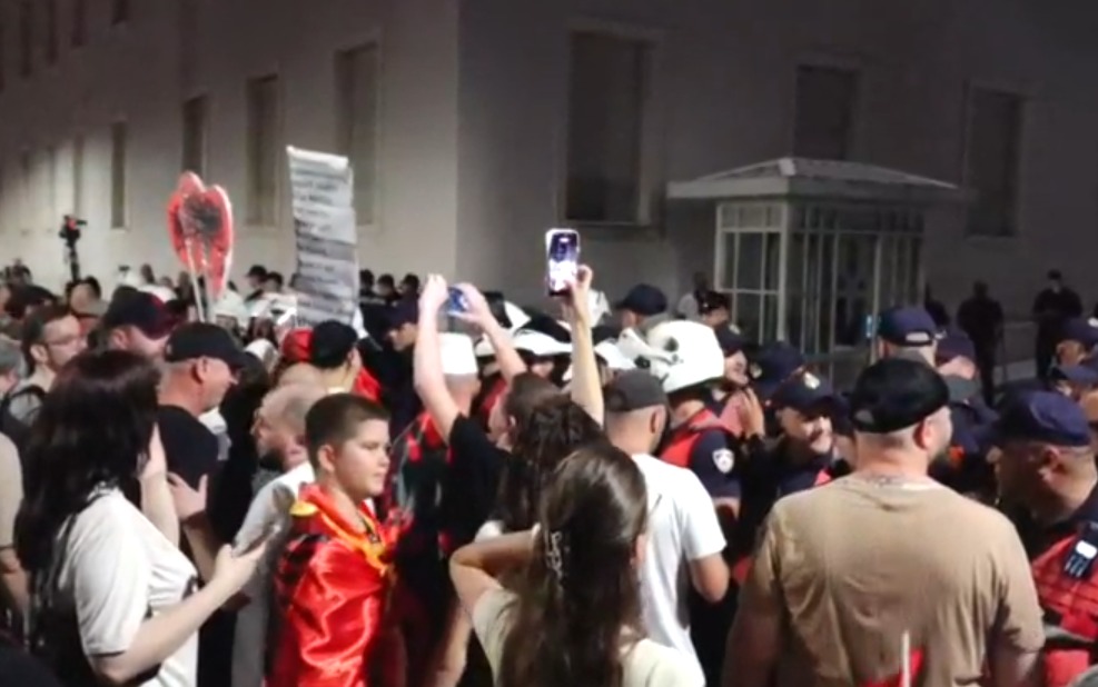 Tension para Kryeministrisë  protestuesit bllokojnë hyrjen e godinës