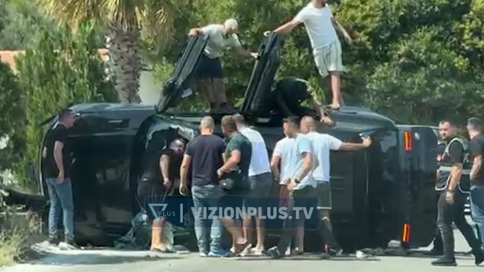 U aksidentuan gjatë arratisjes  policia kap 3 nga autorët që kërcënuan pronarin e hotelit në Vlorë  VIDEO 