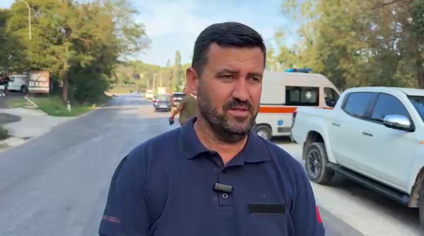 Zjarri në Fier vijon të jetë kritik   Shefi i Mbrojtjes Civile  Janë evakuuar disa familje  ndërhyrje nga toka dhe ajri