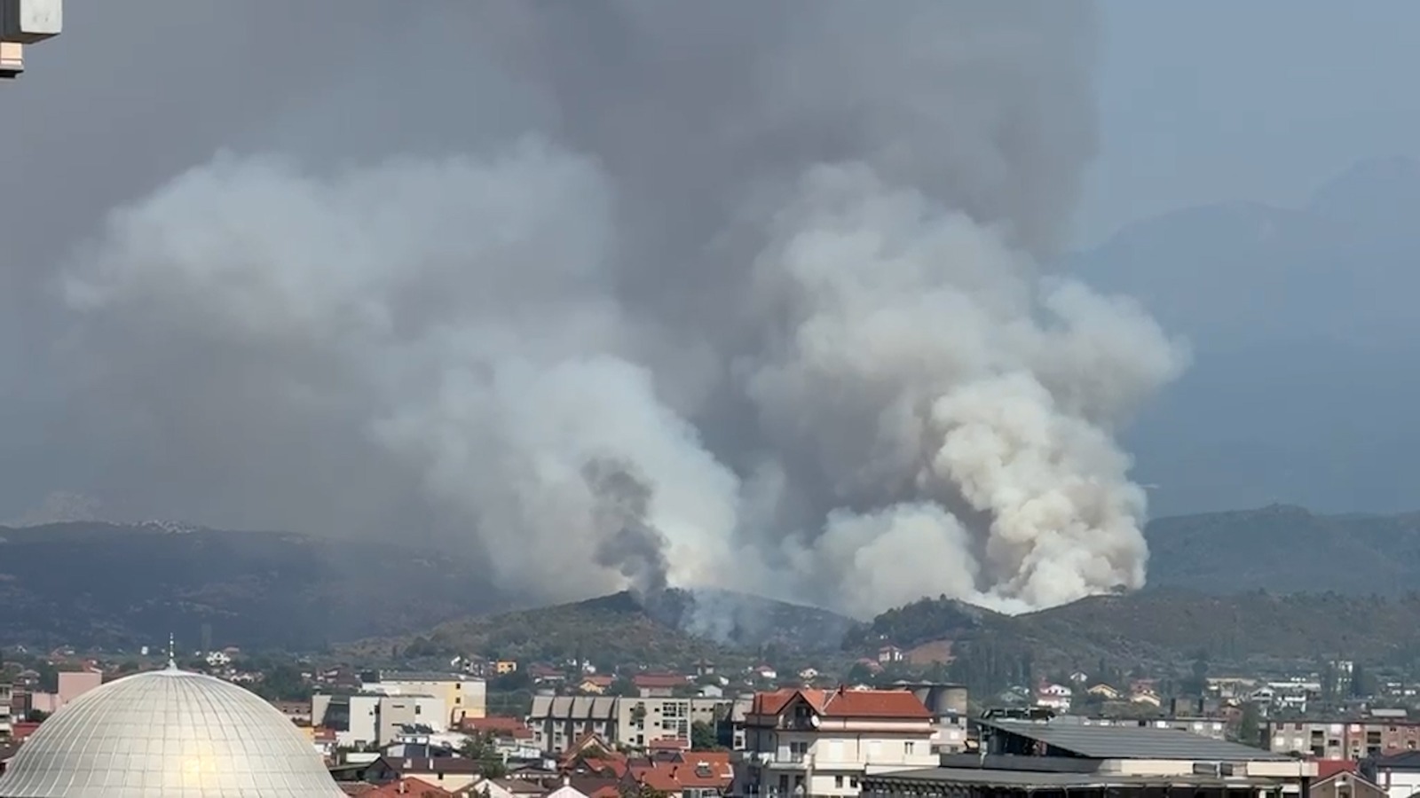 Zjarr në qarkun e Shkodrës  kërkohen ndërhyrje urgjente nga ajri  flakët po përhapen me shpejtësi