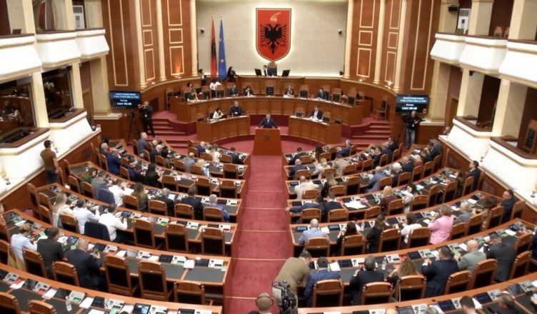 Sot nis sesioni parlamentar  pritet protestë përpara Kuvendit