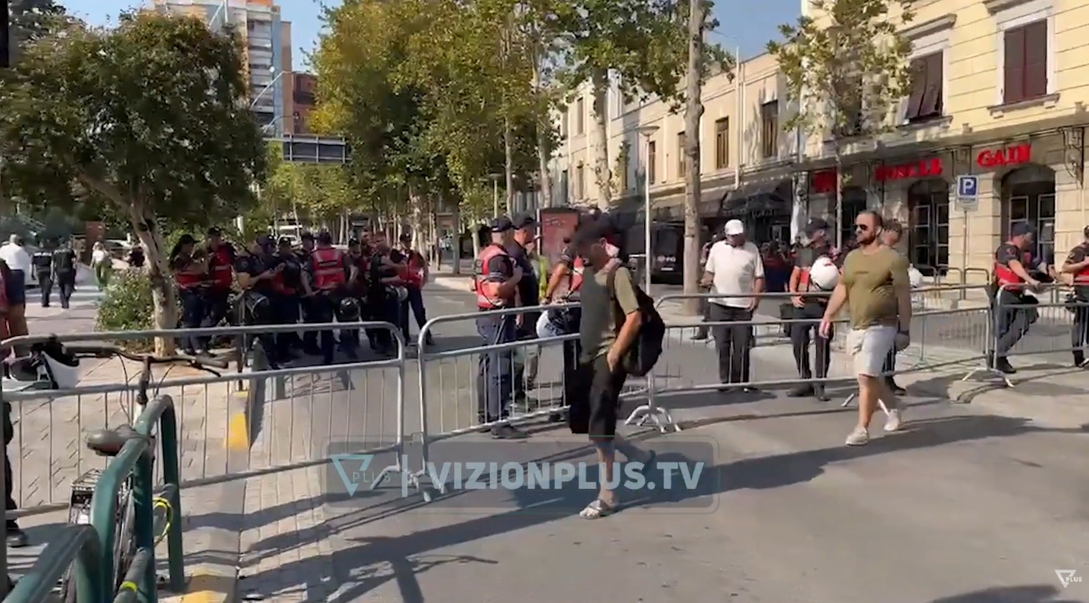 Parlamenti hap sesionin e ri  qytetarët protestojnë para godinës  Policia blindon zonën