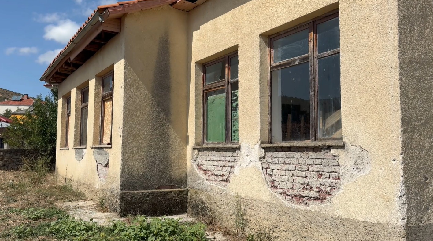 Vetëm dy fëmijë në fshat  mbyllet shkolla në Eçmenik të Devollit