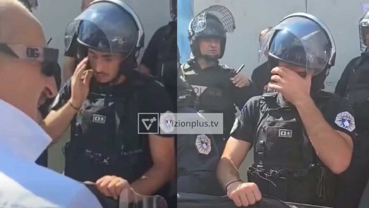 Pamje emocionuese nga protesta në Prishtinë  Polici nuk mban dot lotët pas vendimit të Hagës  protestuesit i vendosin flamurin e UÇK së