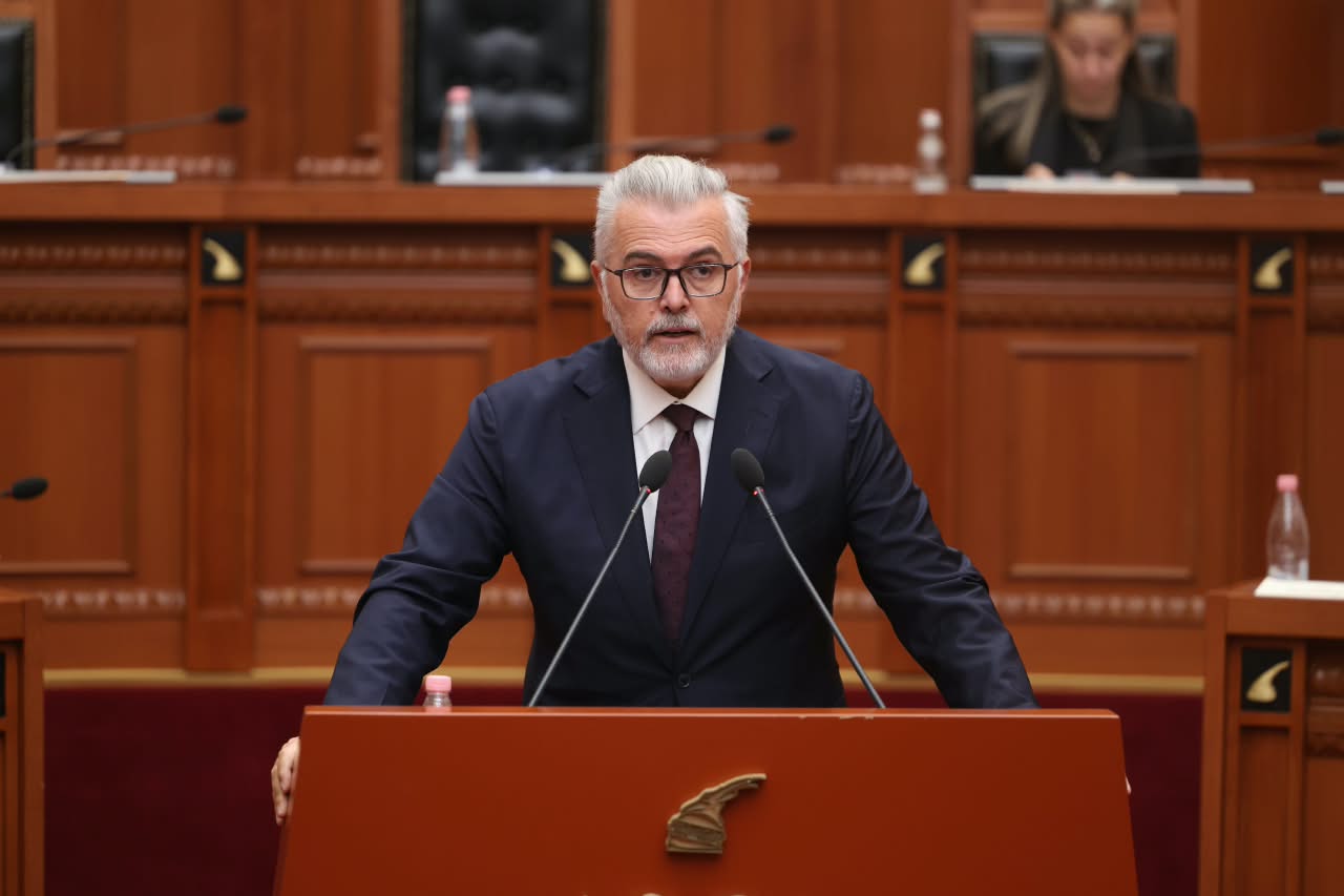 Gogu  Paga e gjyqtarit caktohet vetëm me ligj  jo me akte të Këshillave apo Qeverisë