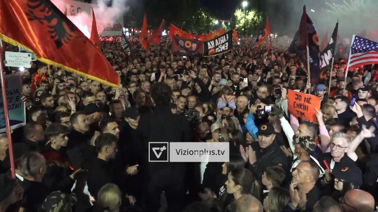 Nuk ndalen protestat kundër  Hagës   mijëra njerëz marshojnë në Prishtinë në mbrojtje të ish krerëve të UÇK