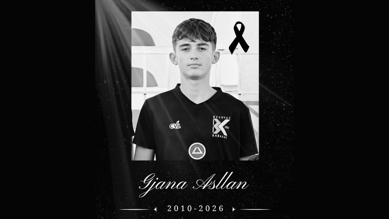 Goditi kokën gjatë ndeshjes së futbollit  16 vjeçari humb jetën në Greqi