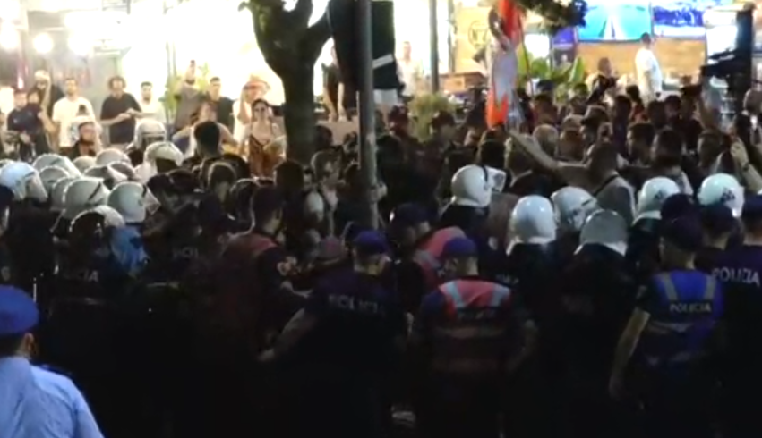 Tension sërish mes policisë dhe protestuesve para Komisariatit nr  3  shoqërohen disa qytetarë