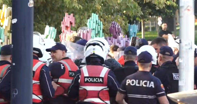 Von der Leyen në Kryeministri  tension mes policisë dhe protestuesve  nisin shoqërimet