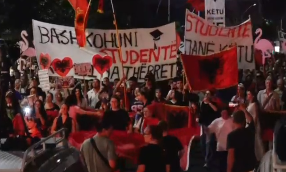 Dita e 95 e protestës  nis marshimi në rrugë