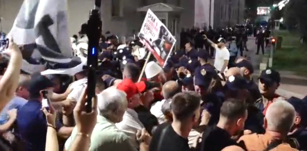 Tension mes policisë dhe protestuesve te Kryeministria  palët shtyhen fizikisht
