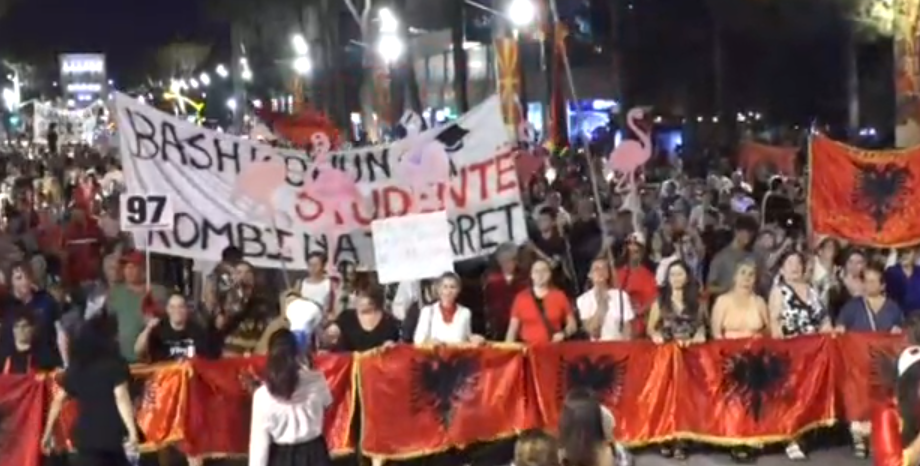 Mbyllet dita e 97 e protestës  nis marshimi në rrugë