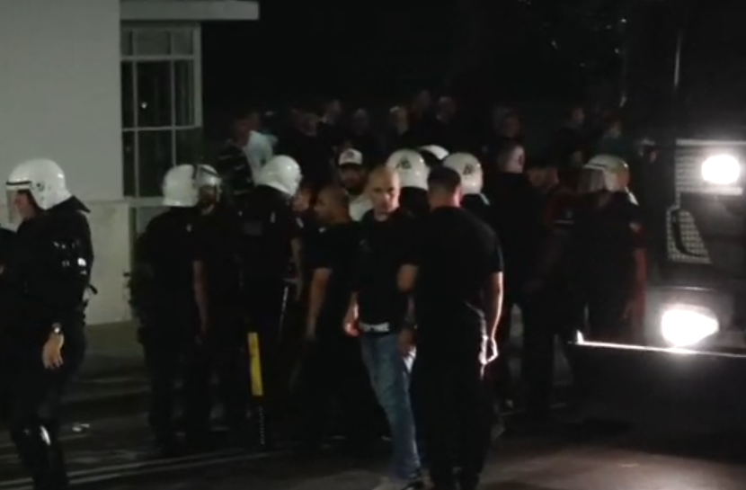 Përshkallëzohet situata mes protestuesve dhe policisë  shoqërohet një qytetar