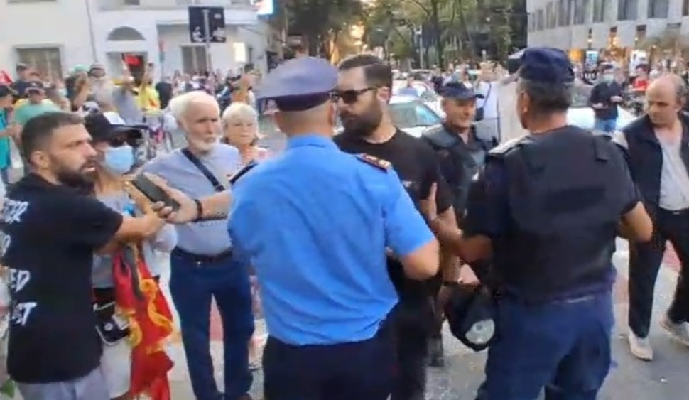 Tension dhe dhunë  Grushta dhe sende të forta ndaj policisë  nis ndalimi i protestuesve