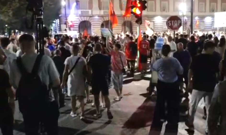 Pas përplasjeve me policinë  protestuesit largohen nga Kryeministria  nisin marshimin