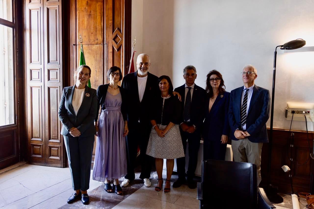 Kryeministri Rama në Napoli  vizitë në Katedrën e Gjuhës Shqipe pranë Universitetit  L Orientale 