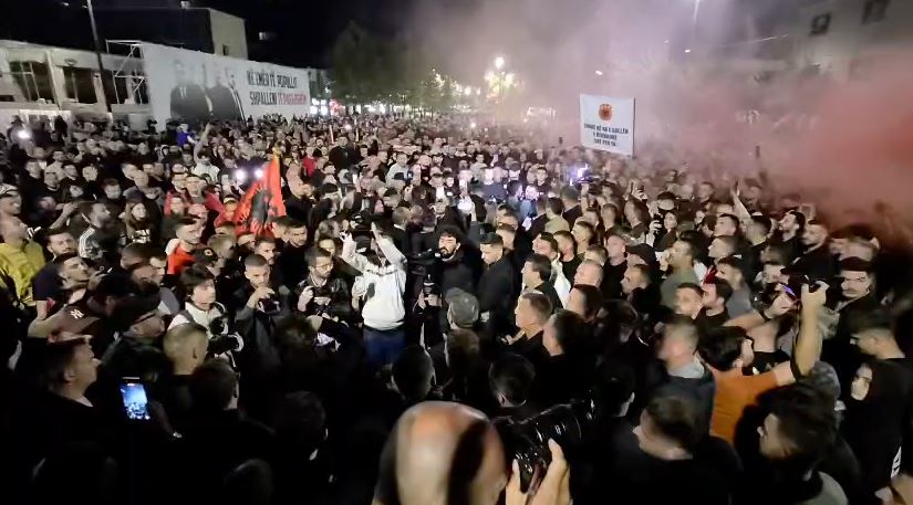 Protesta për ish krerët e UÇK së  qytetarët mblidhen sërish para Qeverisë së Kosovës