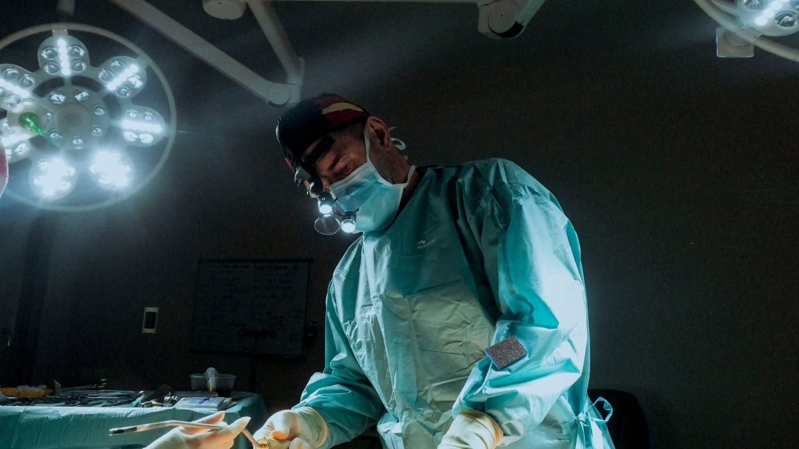 Ekzekutohet brenda klinikës kirurgu plastik në Spanjë  autori e qëllon në kokë para pacientit