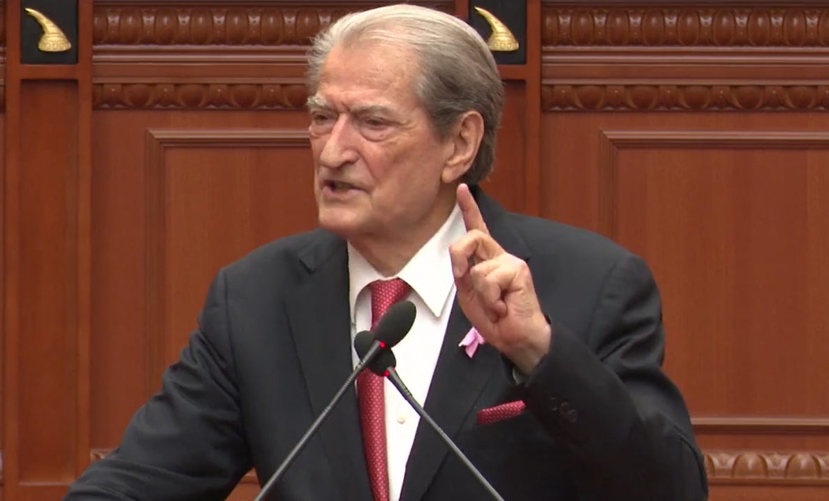 Reforma Territoriale  Berisha socialistëve  Po dhunoni gjuhën shqipe në formën më të lartë të korruptimit