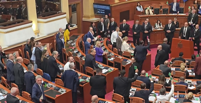 Pas kërkesës së PS së për ndëshkimin e tij  Bardhi  Shkelni rregulloret dhe Kushtetutën