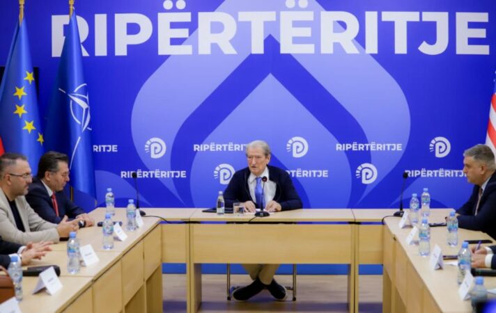 Aleatët e PD kritikojnë Berishën  mblidhet federata e opozitës  kërkohet protestë për territorialen