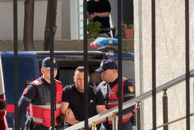 Këngëtari Erind Xhaferaj del para gjykatës  pritet caktimi i masës së sigurisë