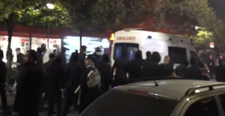 Përplasje në Rrugën Bardhyl  protestuesit godasin me gurë makinën e policisë